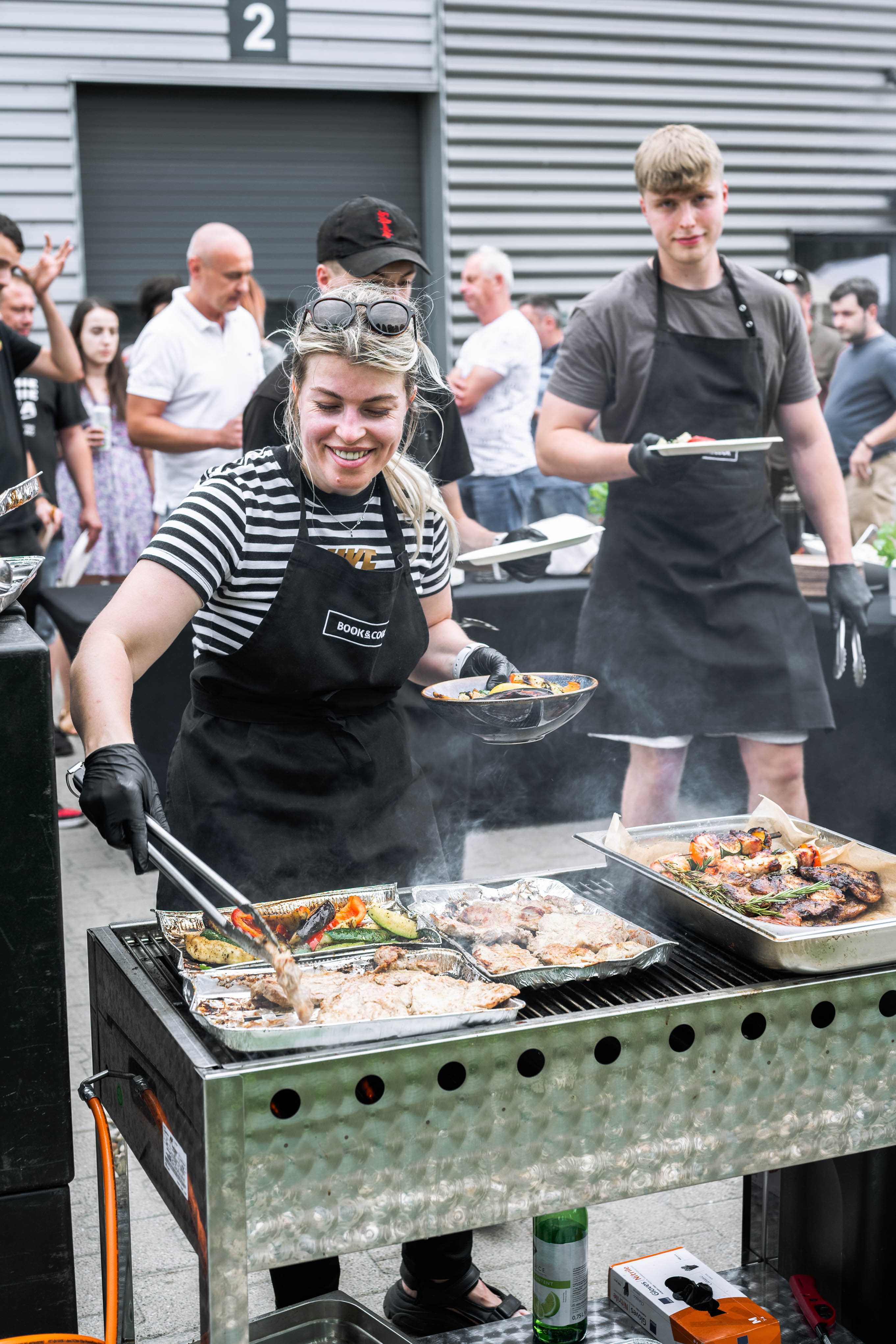 Mobilna kuchnia BOOK&COOK — grill na evencie firmowym