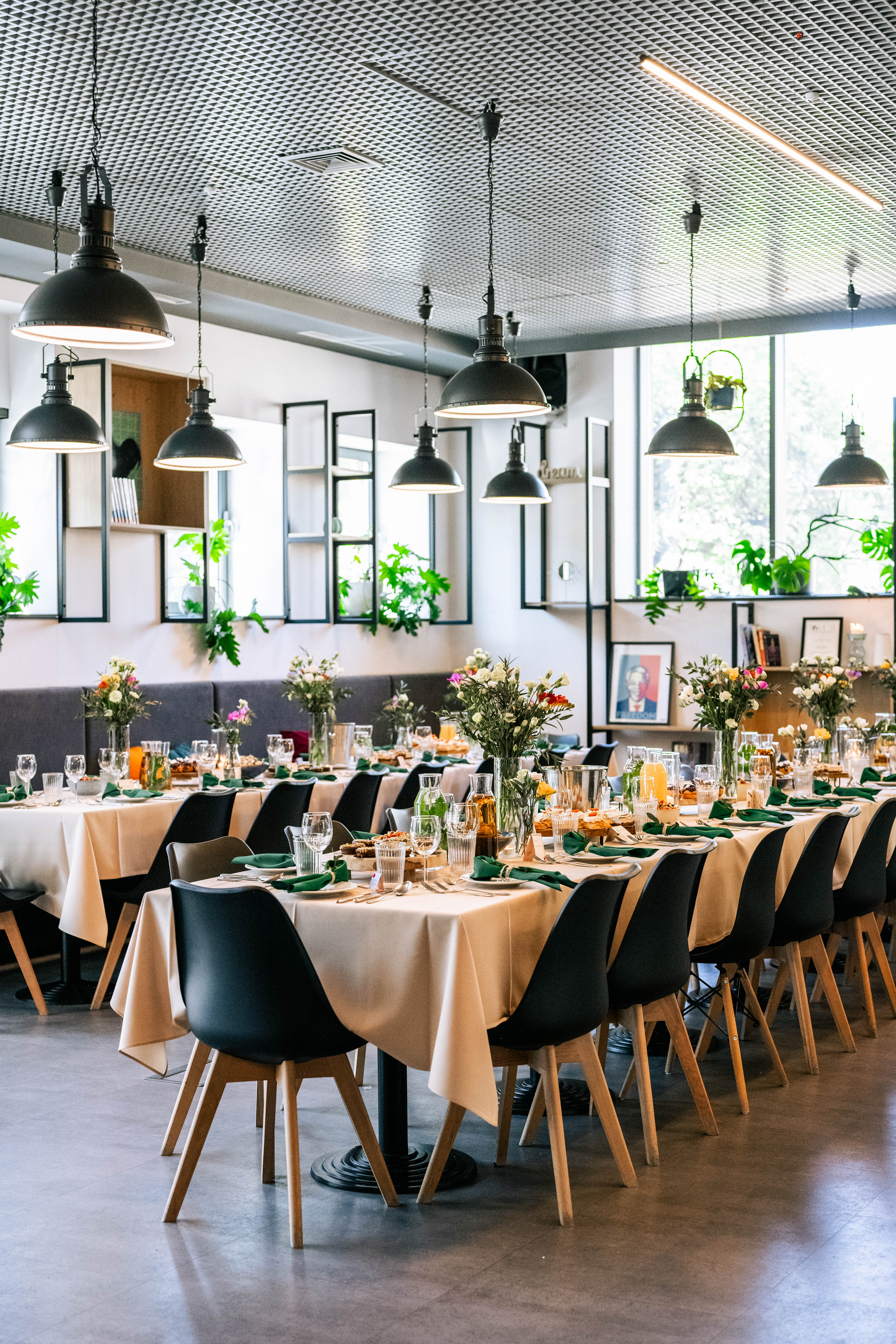 Wnętrze Bistro BOOK&COOK — nakryte stoły